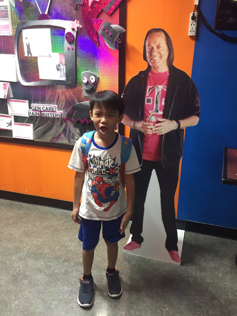 DoryFul12's tweet photo. With the CEO @JohnLegere and my future CEO . #MagentaFamily #T-Mobile 🇵🇭 https://t.co/YLEvWVAR9A