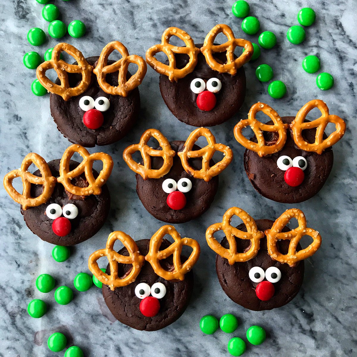 nutritionbydev's tweet photo. sleighn' it. 🦌🎅🏻 check out https://t.co/HF4c5e97vH for this black bean brownie recipe. #betteroptions https://t.co/Q0kC66yeQ7