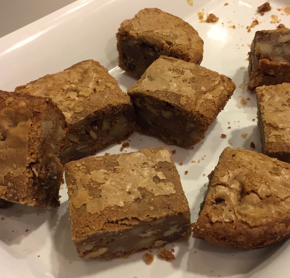 BipartisanBaker's tweet photo. Snacking on my pecan marzipan bars &amp; chatting w/ Ajay, cofounder of @SendUrbanStems, at @dcnightowls https://t.co/T4STk9eelD