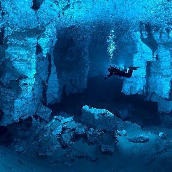 iIoveaesthetics's tweet photo. underwater caves https://t.co/C7wWfBZN8R