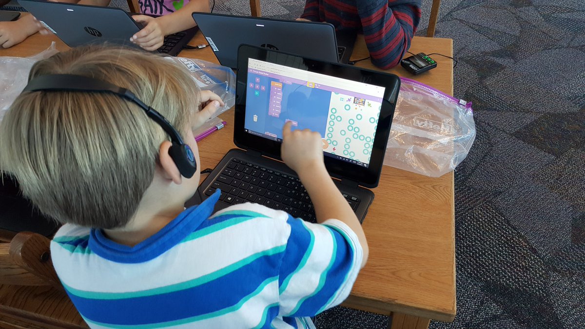 DreherSally's tweet photo. 1st Grade Ware Bears loved helping Santa's elves get to the presents! #code475 #HourofCode #WareBears475 https://t.co/f8Z0thec8v