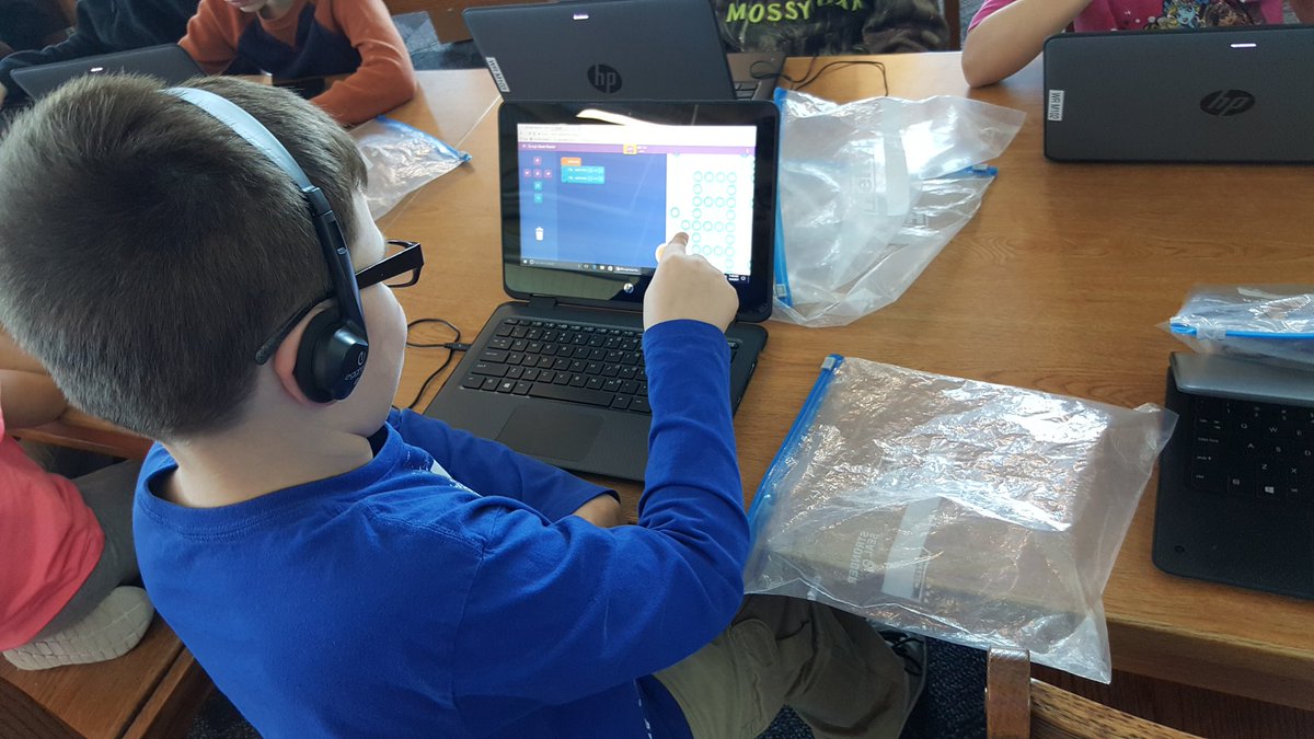 DreherSally's tweet photo. 1st Grade Ware Bears loved helping Santa's elves get to the presents! #code475 #HourofCode #WareBears475 https://t.co/f8Z0thec8v