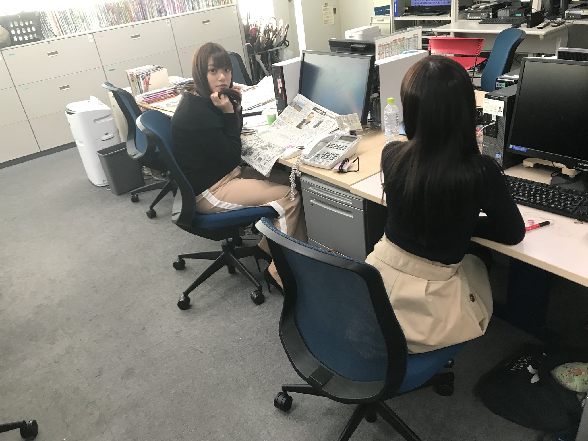 Twitter 上的 テレビ朝日 アナウンサーズ はっ 気付かれたっ٩ ᐛ و 同じ色の服を着た2人を盗撮からの ハイチーズ 2枚目の写真のイメージは テトリス だそうです 笑 仲良しの新人ちゃん 林アナと三谷アナでした 森葉子 テレ朝 アナウンサー 黒 ベージュ