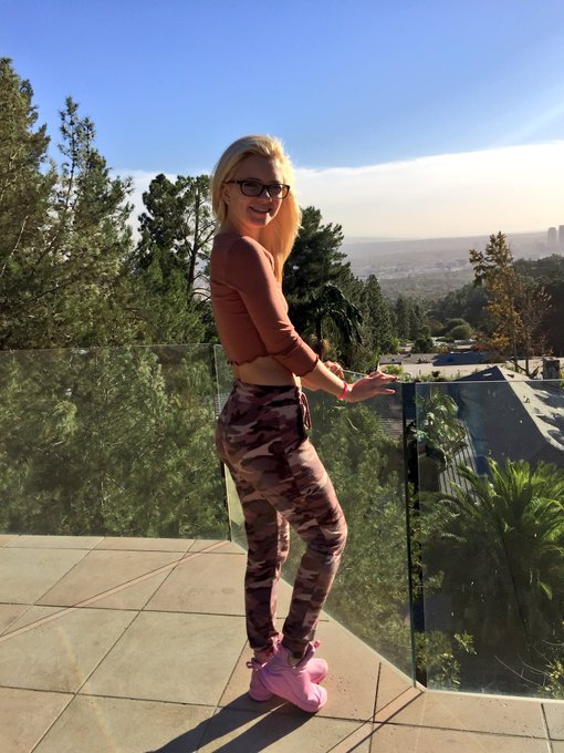 Good night LA I love this beautiful city💜 https://t.co/Dpo46zg3FO<a href="/tag/newprofilepic"class="tags"><span>#newprofilepic</span></a>