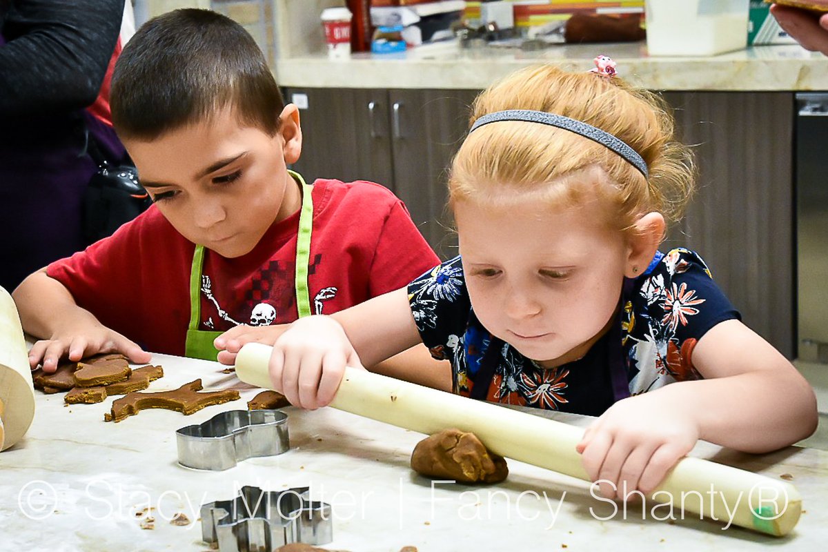 stacymolter's tweet photo. #ad Science of Gingerbread Returns to @DiscoveryCubeLA https://t.co/oRxpLzhOy9 #DiscoveryCubeLA #ScienceOfGingerbread https://t.co/u4nCQr6dBX
