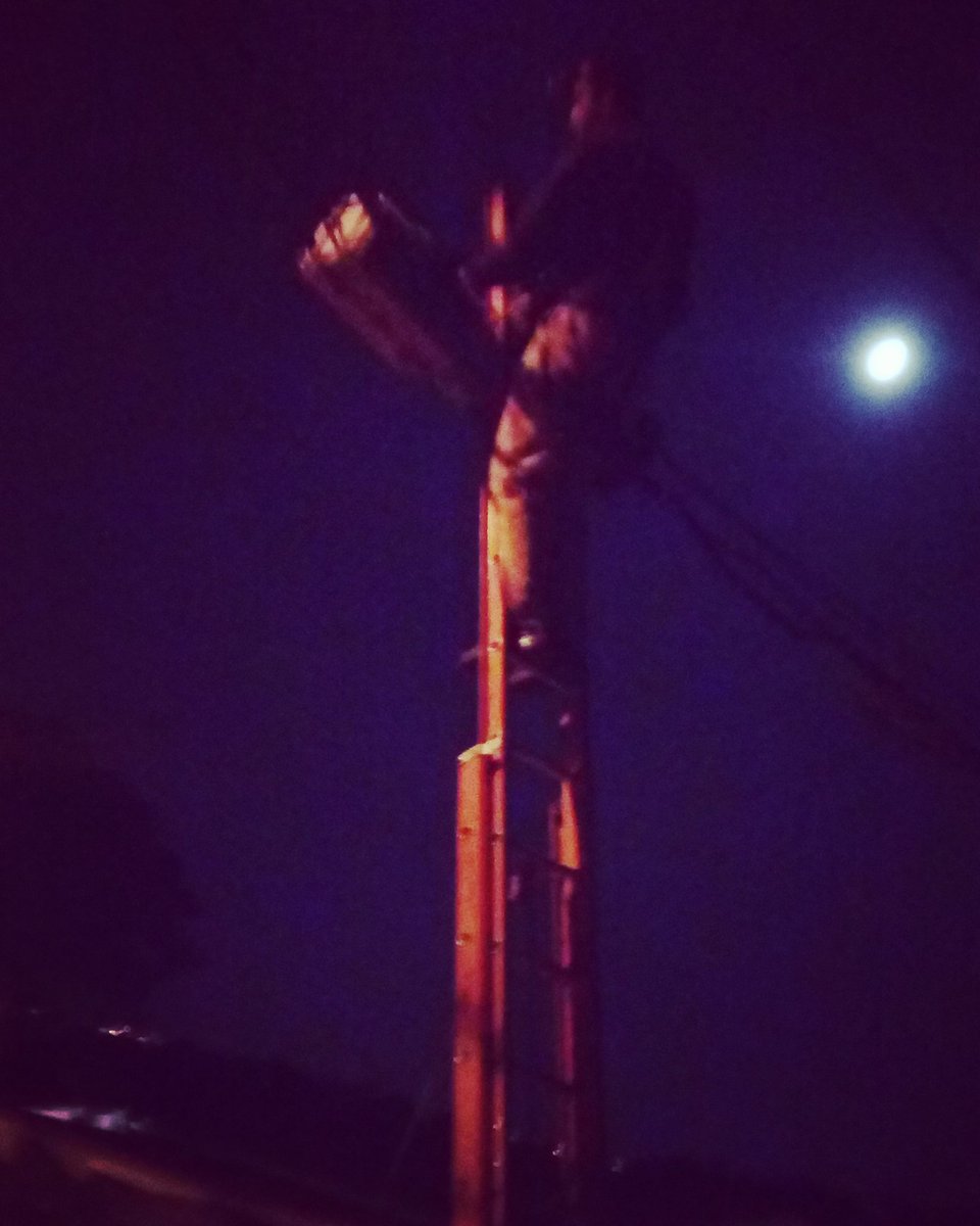 thataemu's tweet image. Vlw @NEToficial por fazer uma manutençao a meia noite ( horario da foto 00:30, mas já tinha um tempo ) ai todos os cachorros do mundo resolveu latirem ao mesmo tempo. Não poderia ser feito durante o sol??  Que raiva!! #procon #ouvidoria     #Netoficial #Netcombo #ClaroNet #Claro