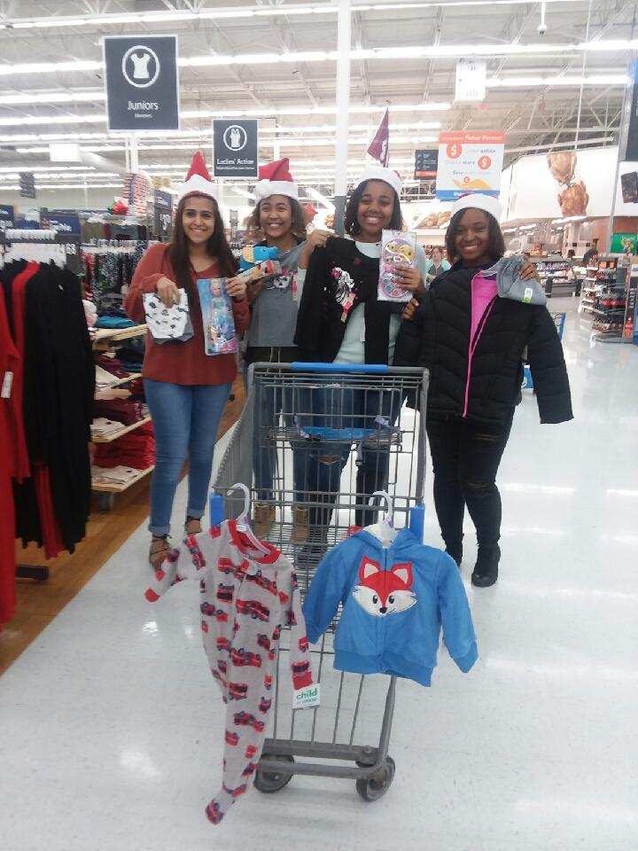 EchsSWAGClub's tweet photo. Swag club officers shopping to provide "Angel Tree" gifts! #service 🎄 https://t.co/9J5BNn6ycI