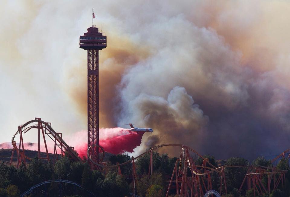 john_jmerlo's tweet photo. Federal Resources #RyeFire #CaliforniaWildfires #Valencia #sixflagsmagicmountain https://t.co/HmIyn7CYEO