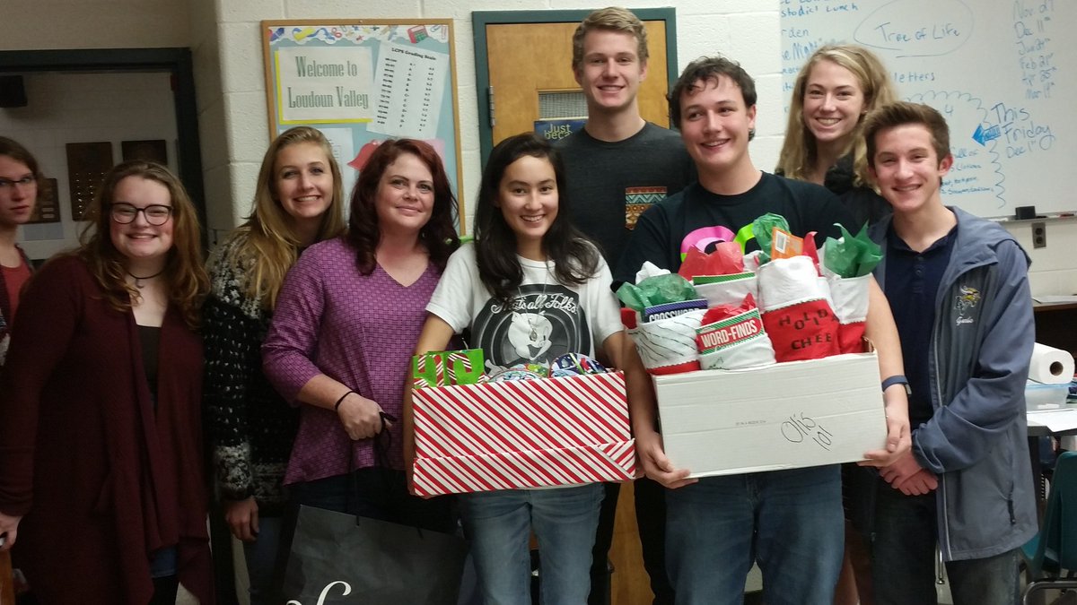 lvhsowens's tweet photo. Ss from PEER &amp; Girl Up spread holiday joy with Loudoun Abused Womens Shelter.  They made blankets, filled stockings, &amp; baked cookies! https://t.co/jXIpZarFGF