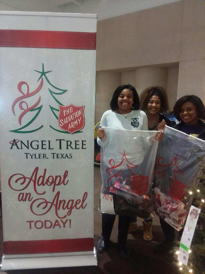 EchsSWAGClub's tweet photo. Swag Club officers with Mrs. @ImaMorrison2 dropping off the "Angel Tree" gifts! #service 🎄 https://t.co/M11CI7M9Ft