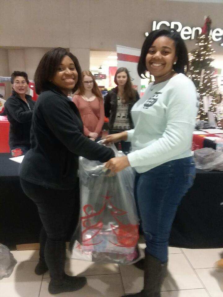 EchsSWAGClub's tweet photo. Swag Club officers with Mrs. @ImaMorrison2 dropping off the "Angel Tree" gifts! #service 🎄 https://t.co/M11CI7M9Ft