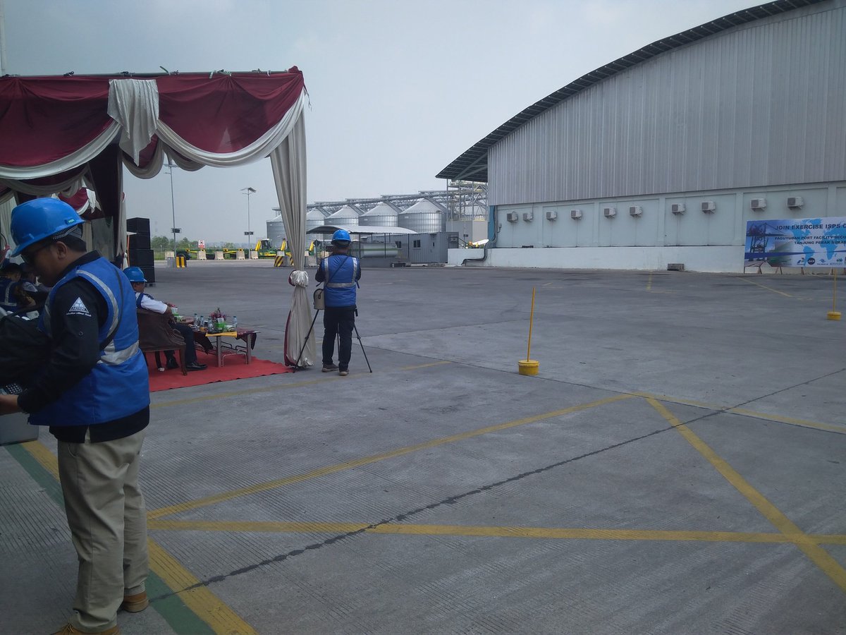 NizamBL's tweet photo. 12. Now banget! Sedang berlangsung exercise kasus penyusupan dan sabotase @lamongport #BloggerTelukLamong https://t.co/UPYgnGD3on