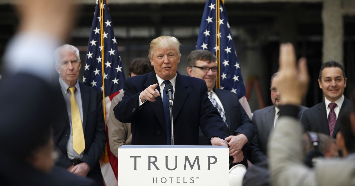 MotherJones's tweet image. Robert Mueller just subpoenaed Trump’s favorite bank. Here’s what he may be looking for. bit.ly/2AzoaZY