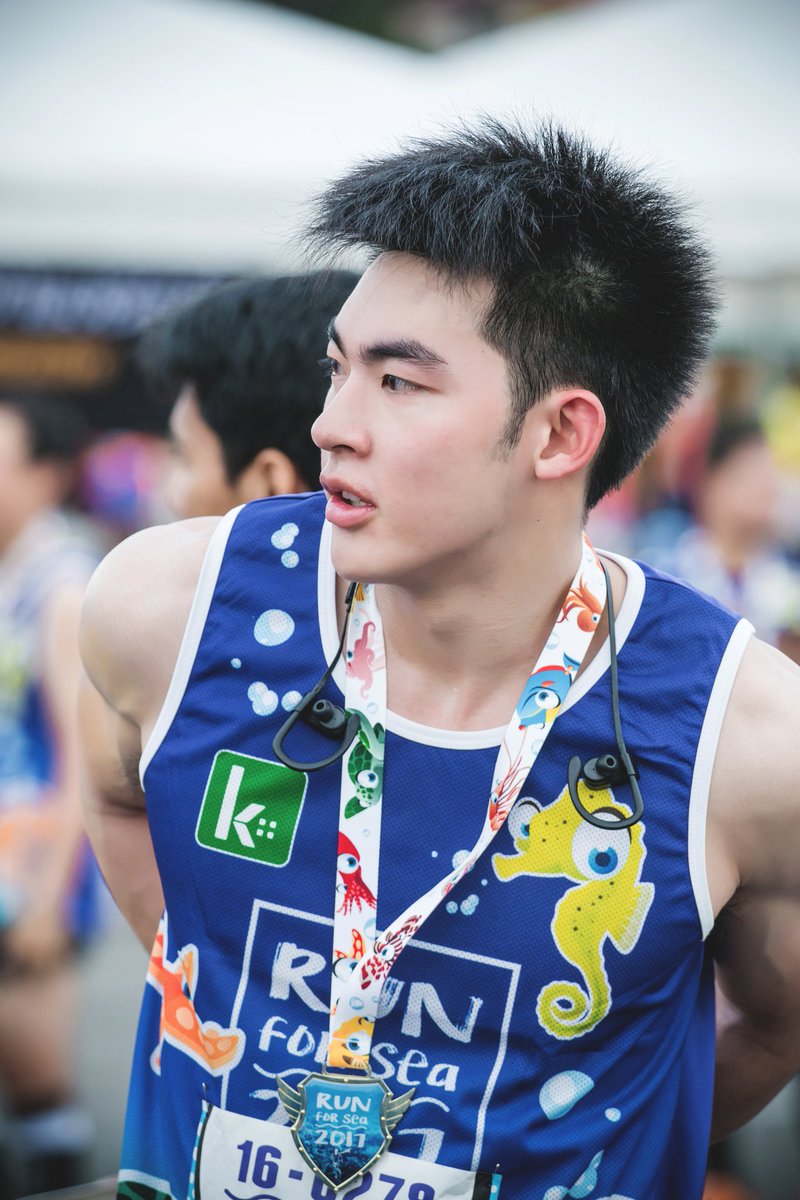 อื้อฮื้อ หล่อจัง!! อะฮ้า หล่อจริง คู่ใครนะนิ้งเป็นบ้า นี่แค่มองสบตา ห่างกันตั้งสี่วา อะฮ้าใจหายว้าบบบบ 😳😳  #chulacuteboy #runforsea2017