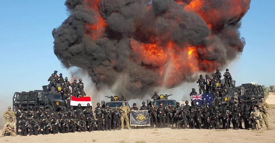 まるで特撮映画の一場面にしか見えねぇｗｗｗ　イラクの新対テロ訓練舞台の卒業式典がアツいｗｗｗ