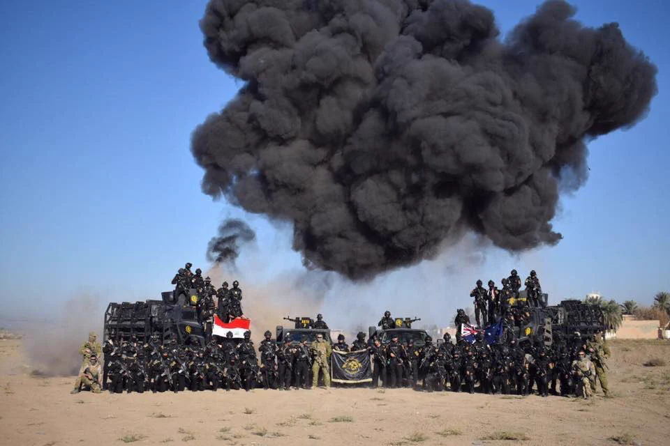 まるで特撮映画の一場面にしか見えねぇｗｗｗ　イラクの新対テロ訓練舞台の卒業式典がアツいｗｗｗ