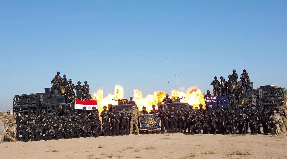 まるで特撮映画の一場面にしか見えねぇｗｗｗ　イラクの新対テロ訓練舞台の卒業式典がアツいｗｗｗ