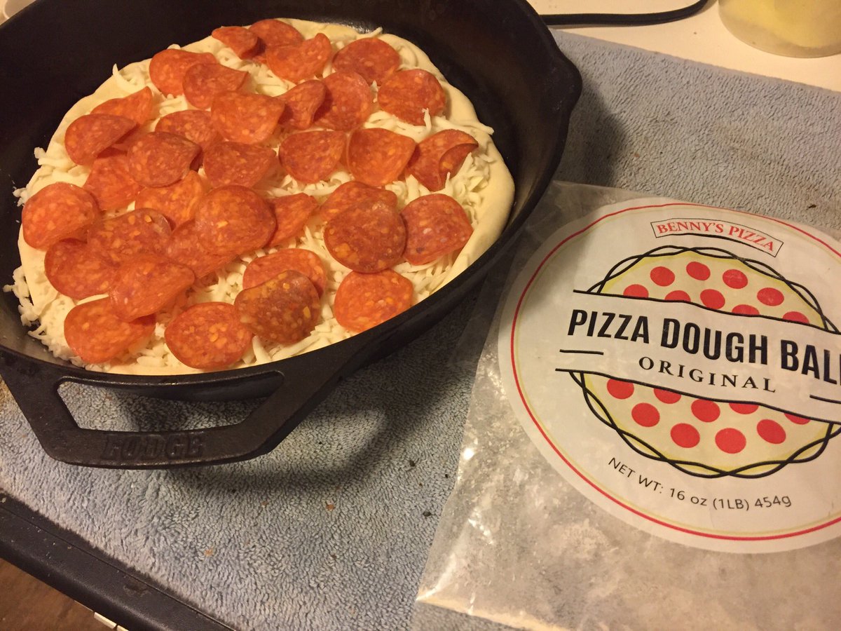 kenkendavies's tweet image. Another beautiful cast iron pizza ! 400 degrees for 25 minutes #bennysdough #castiron #castironpizza #pizza
