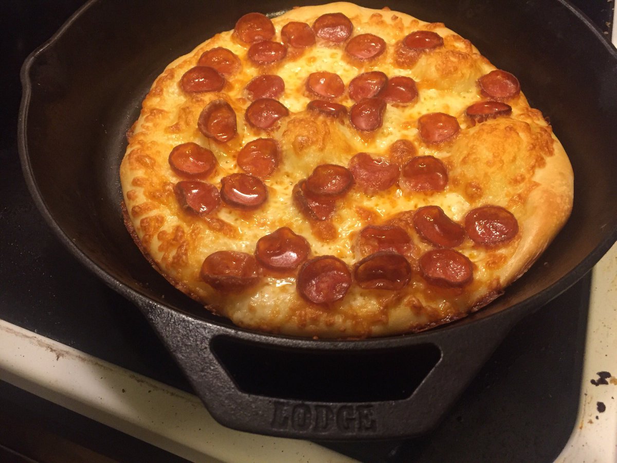 kenkendavies's tweet image. Another beautiful cast iron pizza ! 400 degrees for 25 minutes #bennysdough #castiron #castironpizza #pizza