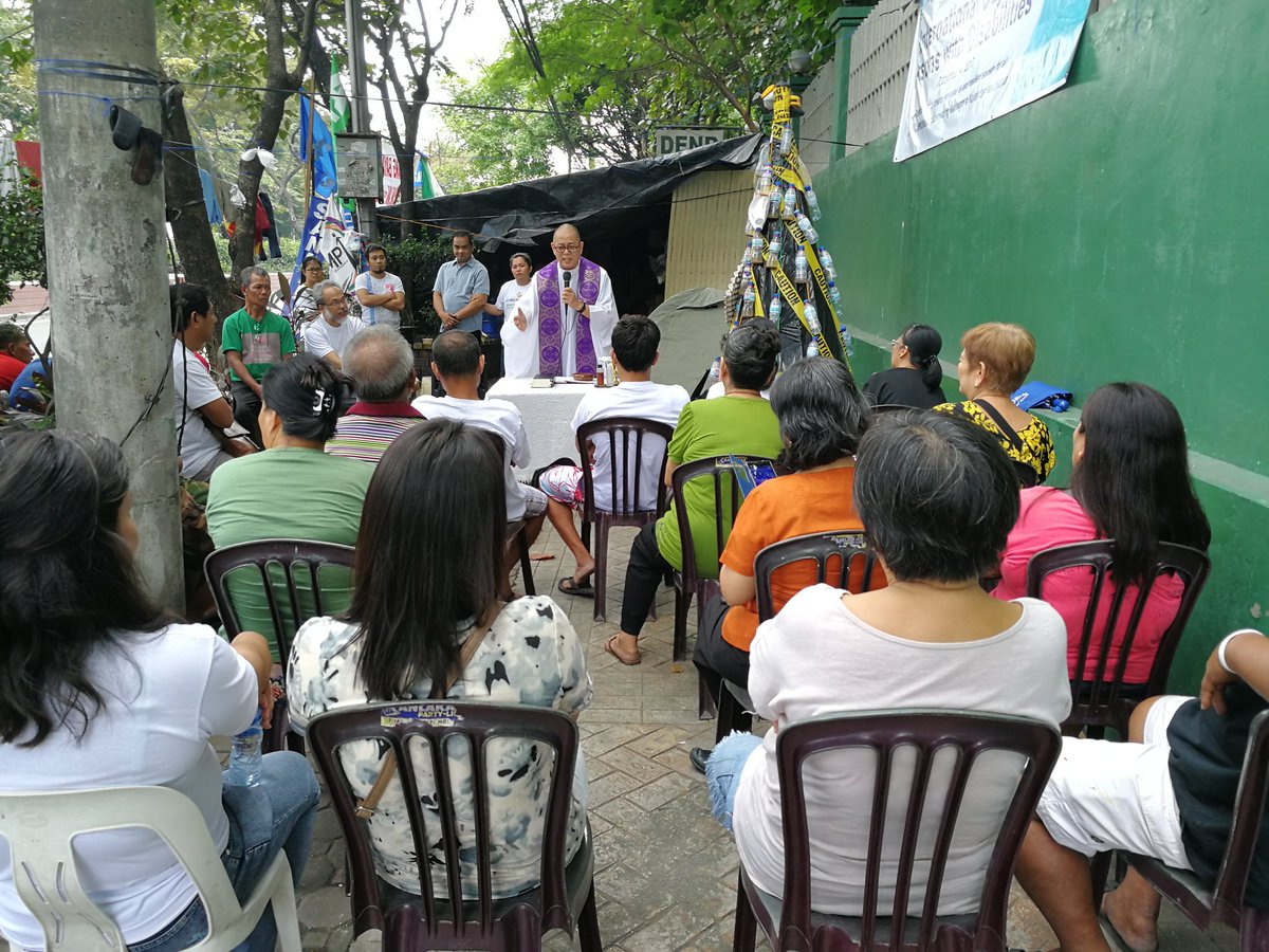 atm_philippines's tweet photo. Fr. Robert Reyes, a staunch human and environmental rights advocate, leads a holy mass in the Kampong Bayan of mining-affected communities of Manicani and Zambales outside the DENR.
#SaveManicani
#SaveZambales
#StopMiningPH https://t.co/J9ZkOYwtpi