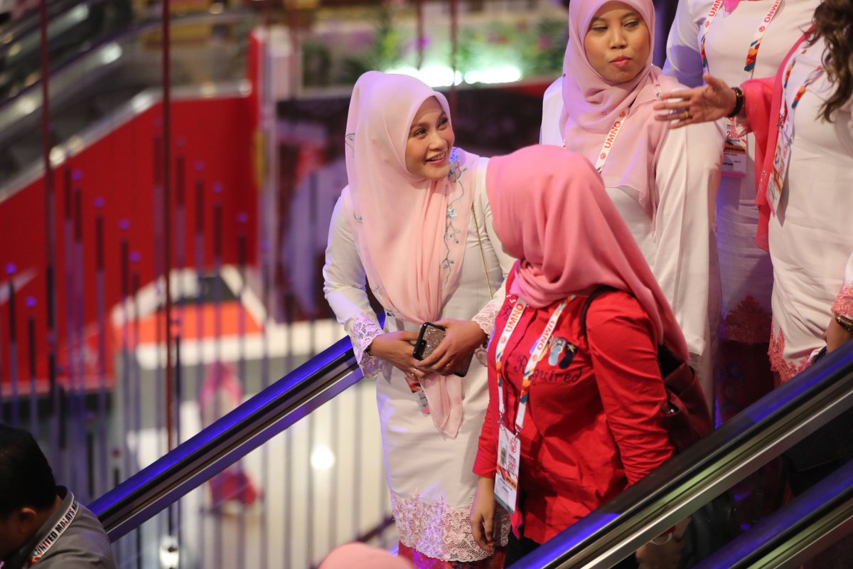 FaizallPesot's tweet photo. @annengasri turut hadir di Majlis Perasmian Persidangan Pergerakan Wanita, Pemuda &amp; Puteri UMNO sempena Perhimpunan Agung UMNO 2017 di PWTC malam tadi.

#PAU2017 #UMNO https://t.co/Aqnzhc4CdT