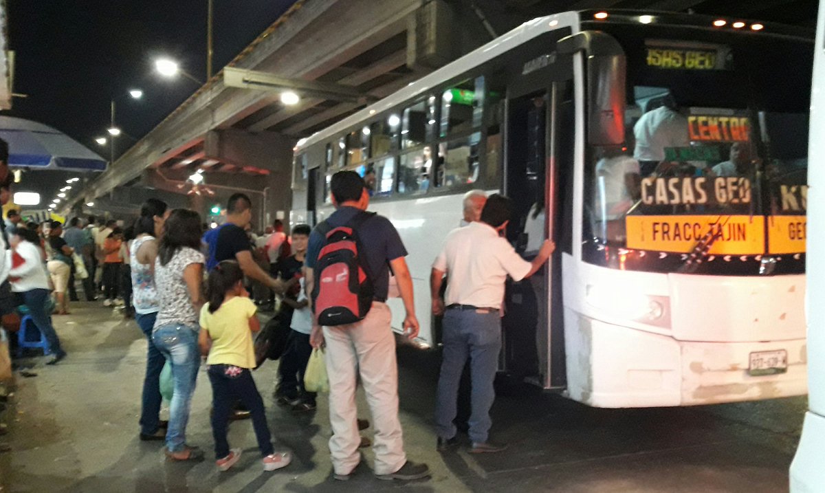 Ciudadelapr's tweet photo. Ni aguinaldo ni seguro de vida para los trabajadores transportistas en #PozaRica #Veracruz @SCJN @Tu_IMSS #SanLazaro https://t.co/PJG7WUQP9J https://t.co/z4qdogI9pE