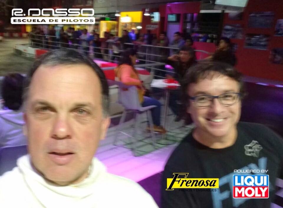 ricardo_dasso's tweet photo. Participando de las 3 horas Formula Kart. una Noche divertida con los amigos racing. #FormulaKart https://t.co/te681I5xYy