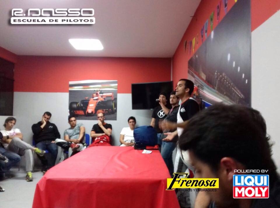 ricardo_dasso's tweet photo. Participando de las 3 horas Formula Kart. una Noche divertida con los amigos racing. #FormulaKart https://t.co/te681I5xYy