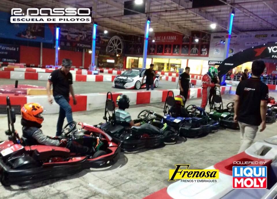 ricardo_dasso's tweet photo. Participando de las 3 horas Formula Kart. una Noche divertida con los amigos racing. #FormulaKart https://t.co/te681I5xYy