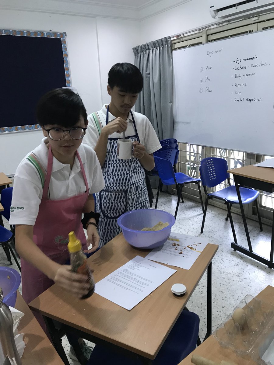 MalaAnthony53's tweet photo. Christmas community fair 
Ginger bread 
#GISLearning #giskuantan https://t.co/pJh5yQopr7