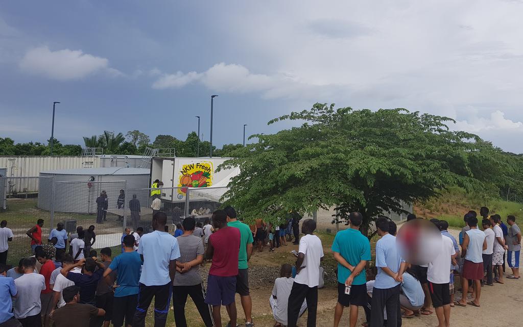 BehrouzBoochani's tweet image. How many years do you want to humiliate people by making them wait for hours to get any food? This photo shows East Lorengau camp today. Yesterday people were in a long line for 7 hours, only half got food. Today the others have been waiting again all day, still waiting.#Manus