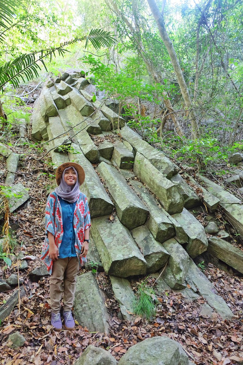 Ada trek baru di Pulau Rinca. Tujuannya melihat keunikan Batu Balok. Ceritanya lengkap di travelmulu.com/post/168216202… 🙌🏻 <a href="/indtravel/">Ind Travel</a>