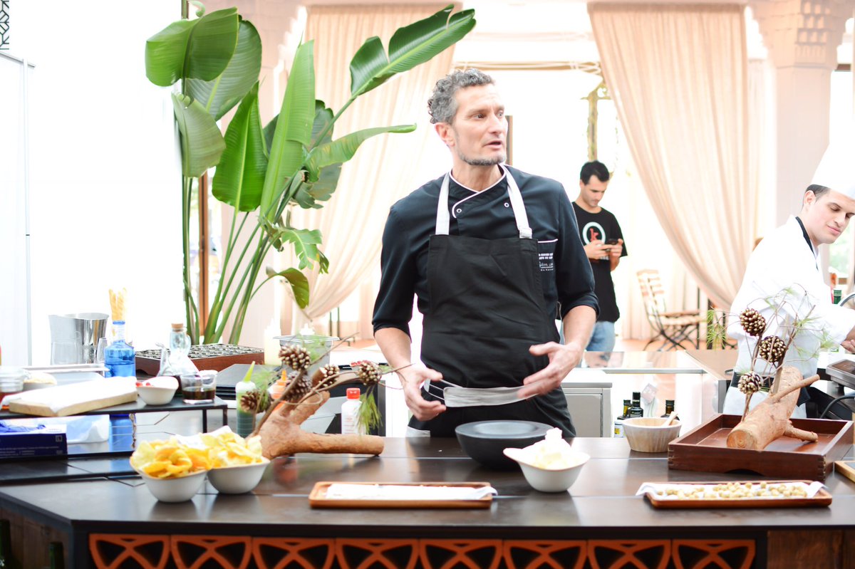 #FiestaPop: el equipo <a href="/DonCarlosResort/">Don Carlos Resort 5*</a> y Javier Carabe, segundo de cocina, en plena acción en la preparación de los platos ayer en la Fiesta Pop organizada por <a href="/marbAllStars/">Grupo All Stars</a>!