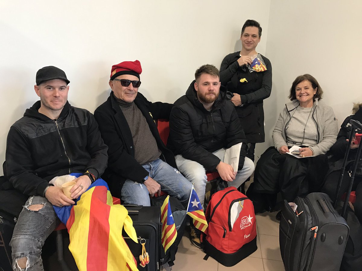 NmsriTs's tweet photo. Con gente de Catalunya Nord en el aeropuerto Perpinya destino París #RoadToBrussels https://t.co/o3gS4XWmdc