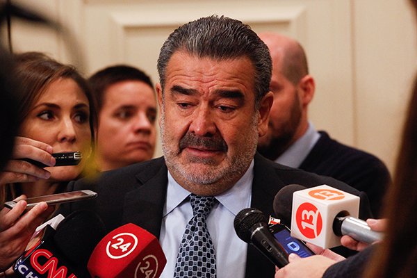 DFinanciero's tweet photo. Guillier escala el debate con la oposición y se trenza en dura pugna con Andrónico Luksic
https://t.co/aMORYkR3bx https://t.co/T4lKFNLT1M