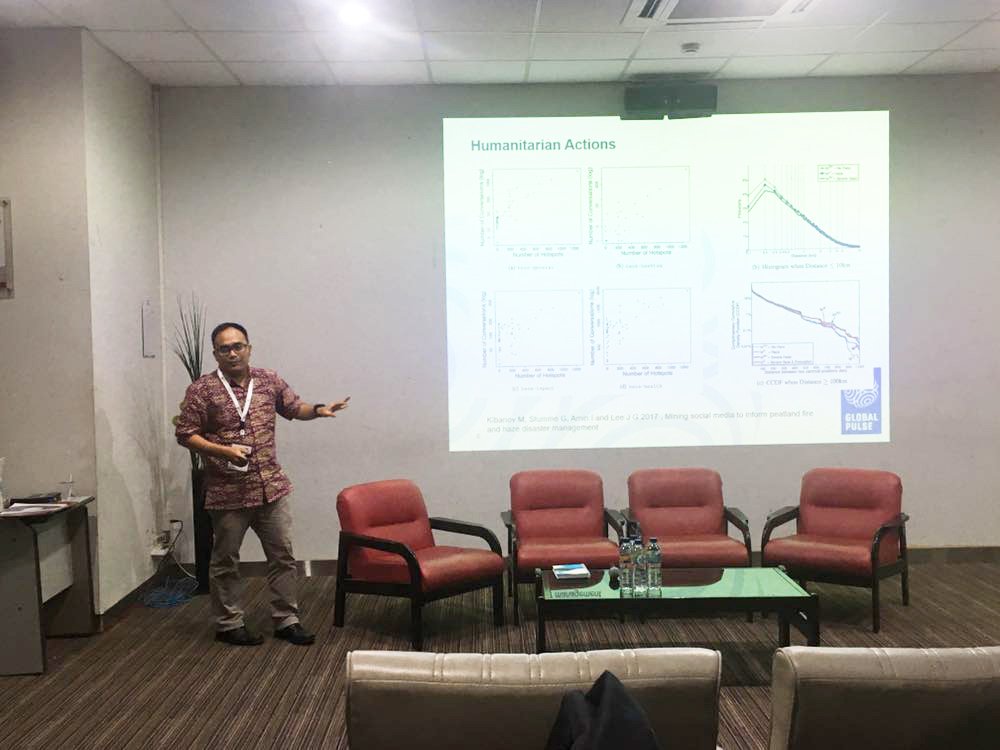 UNGlobalPulseAP's tweet photo. Bagaimana wawasan dari #mediasosial dapat dimanfaatkan untuk mendukung upaya pembangunan di Indonesia? Di #ICODIS, Data Engineer kami, Imaddudin Amin mempresentasikan beberapa proyek tentang analisis data di bidang transportasi, ketahanan pangan, kesehatan dan ekonomi. https://t.co/Wb4zxw3uYs
