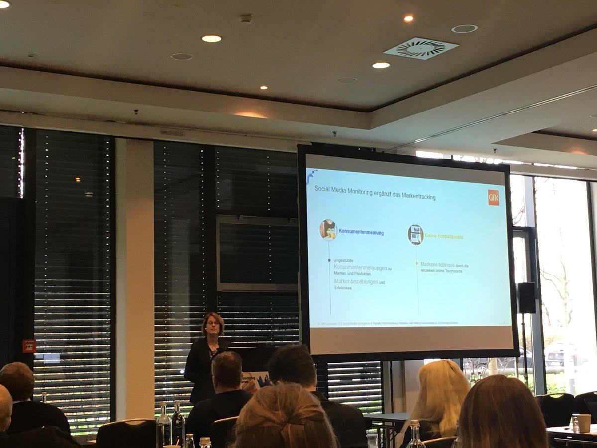 be_gr33n's tweet photo. „Datensilos aufbrechen für ein ganzheitliches Markenbild“ sagt Susanne Klar von der @GfK_de auf dem #somofo17 https://t.co/kugllS4cRS