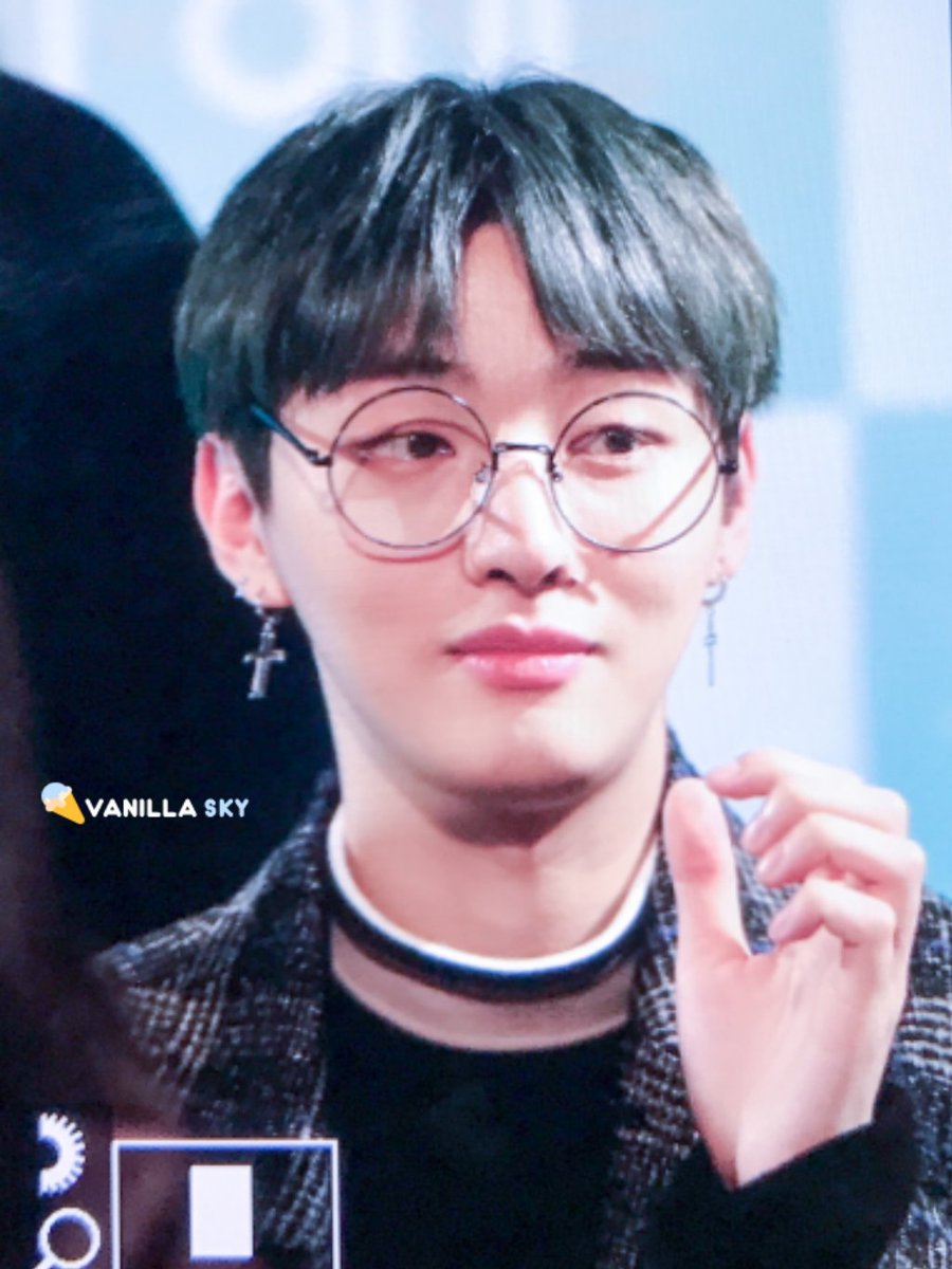 VANILLASKY38's tweet photo. 171206 클린 팬사인회 #워너원 #윤지성 
안이 오라버니 안경....안경....!!!!!!!!! https://t.co/D1mYtfl0Ho