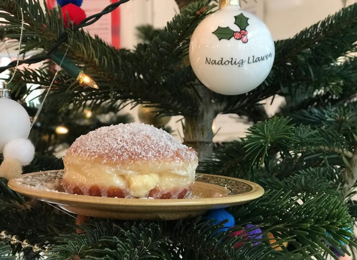 COFFEE &amp; ARTISANAL DOUGHNUT TIME: Our food offer of the week is a <a href="/siopshop/">S i O P / S H O P</a> / <a href="/BlawdCo/">Blawd co</a> doughnut (we're having mincemeat or white choc with coconut custard) &amp; coffee for £4.20. Also, its about one metre from our office, which is handy. Read more: manchesterwire.co.uk/manchester-foo…