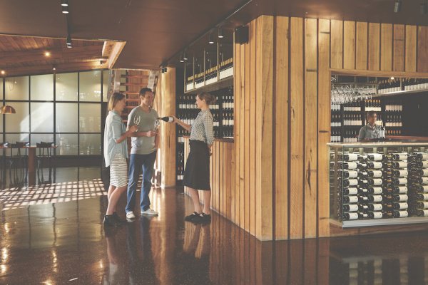 GDAYMagazine's tweet image. Before you sip the good stuff at #Australia 's #cellardoors - read these top tips qoo.ly/jrjhr #gdaymag #australianwine #wine