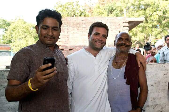 beingjameel786's tweet photo. राहुल गाँधी भी गजब शख्सियत है दोस्तो 

परेशान रोते किसान के चेहरे पर मुस्कान ला देता है
और मुस्कराते PM साहब को रुला देता है https://t.co/1RhA6R9R9A