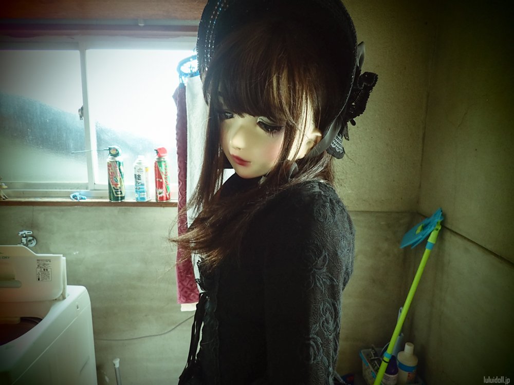 Lulu Hashimoto コンカフェキャストのアイドル コンビニバイトのミュージシャン 人間でなくなりたいと願いながら 人間を続けさせられる私たち 向こう側に行けても日々の食事は綿々とやってくる きっと だから呪いを愛さなければならない 美しい
