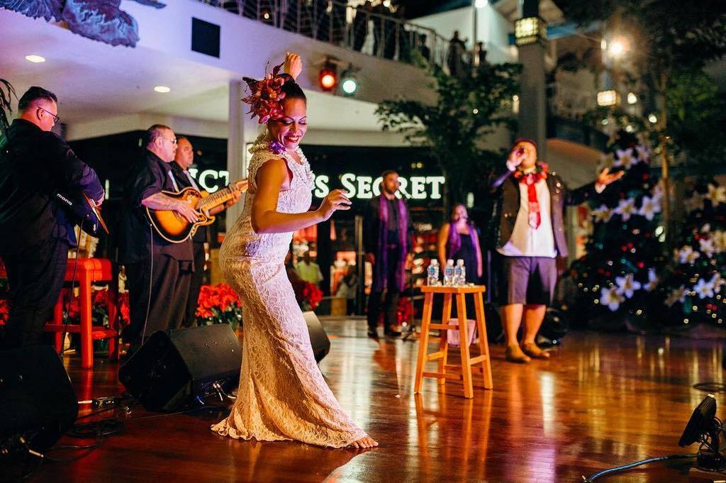 kalanipeamusic's tweet photo. Watch #MissAlohaHula @namakana dance #KuuPoliahu now on Facebook! #QKCSnowfall @victoriassecret 📸 @antonioagosto https://t.co/ehQADjnFuu https://t.co/ZtmoUU6SvX