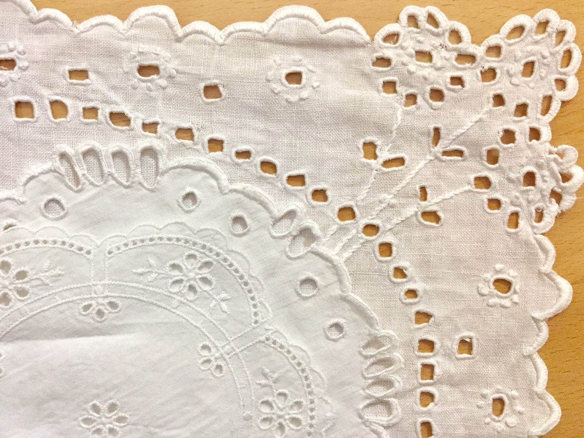 はんぶるく パリッとしたコットンに白い刺繍を施した 爽やかで繊細な布物が好きです テーブルクロスやナプキン ハンカチなどに 白い刺繍があるとテンション上がります でも白い布地は汚れが目立つので 蚤の市で状態の綺麗な物に出会えると嬉しいです はんぶるく パリッとしたコットンに白い刺繍を施した 爽やかで繊細な布物が好きです テーブルクロスやナプキン ハンカチなどに 白い刺繍があるとテンション上がります でも白い布地は汚れが目立つので 蚤の市で状態の綺麗な物に出会えると嬉しいです