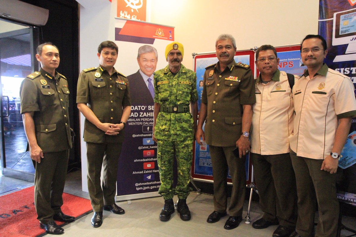 relamalaysia's tweet photo. Semangat SETIA BERBAKTI dari seorang anggota RELA dari keturunan Sikh menarik perhatian KP @relamalaysia Tuan @zulkifliabidin di PWTC, Kuala Lumpur hari ini. @KDNPUTRAJAYA https://t.co/tukTvFxJw7