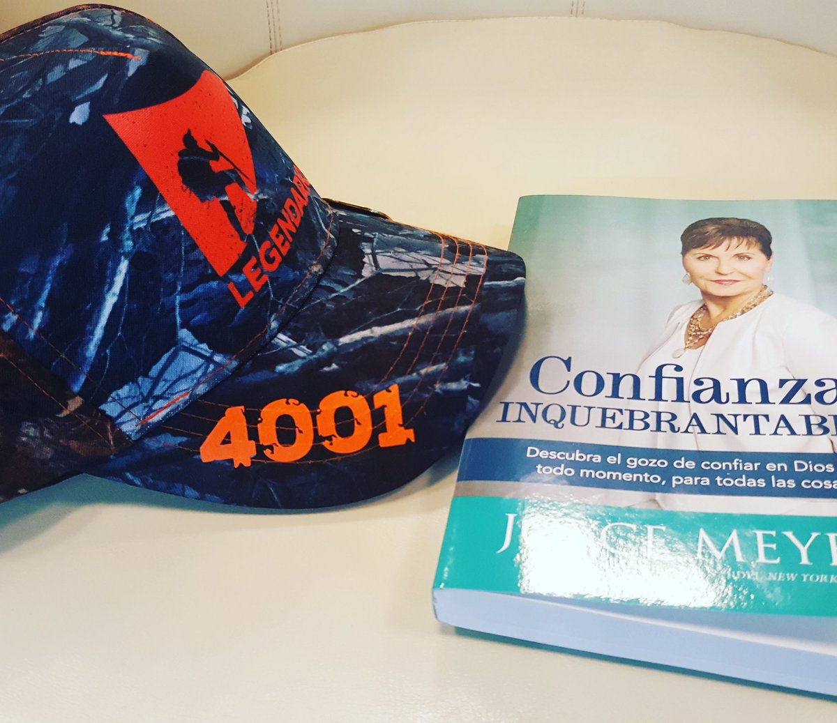DocePiedras's tweet photo. Una nueva experiencia! Un buen libro y pronto a viajar a la linda Guatemala! LGND 4001 #VidaLegendaria https://t.co/YjthjKqrl0