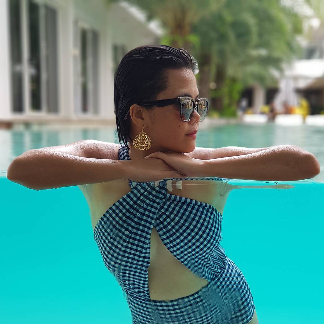 AstoriaCurrent's tweet photo. A dip in the pool shouldn't stop you from being stylish! We love your fabulous earrings, @samsaramala. ✨ https://t.co/yPhZq0jlQd
