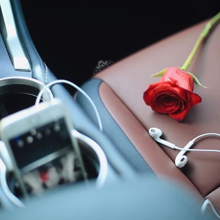 غيرك يغيب وماسألناه وينك
وانته غيابك يعني الكون غايب
-
يكمل فرح عمري بطلة جبينك
وتبرى جروح من فراقك عطايب
-
لوالقدر حرف تخطه يمينك
ماأقول عمري راح وأنت السبايب
-
أقول جاك وجيت كلي لعينك
معذور قلبي فيك ياأغلى الحبايب..'