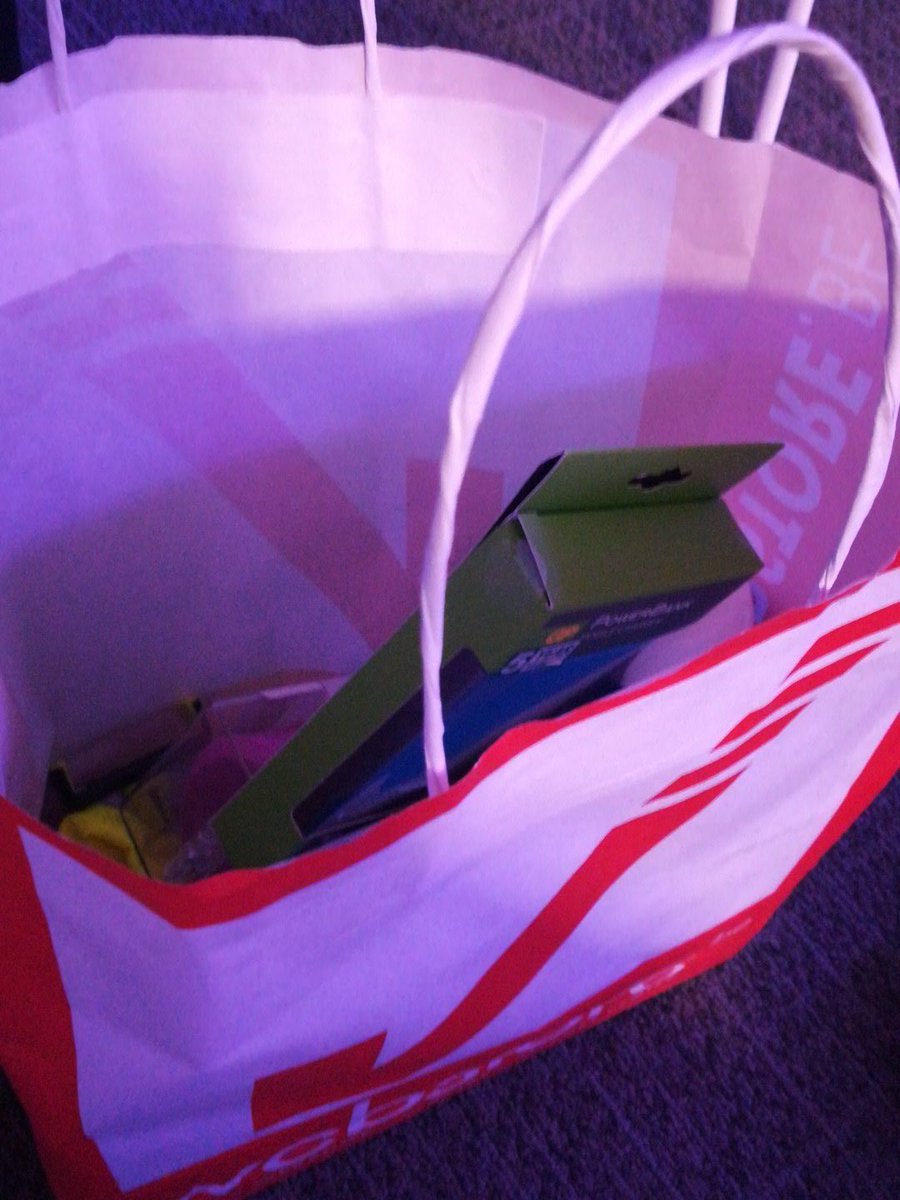 lala_2b's tweet photo. Nacht van de ondernemende student gewonne π en een leuke goody bag gekregen #NVDOS2017 #itfactory #thomasmore https://t.co/vS1cPST4Lf