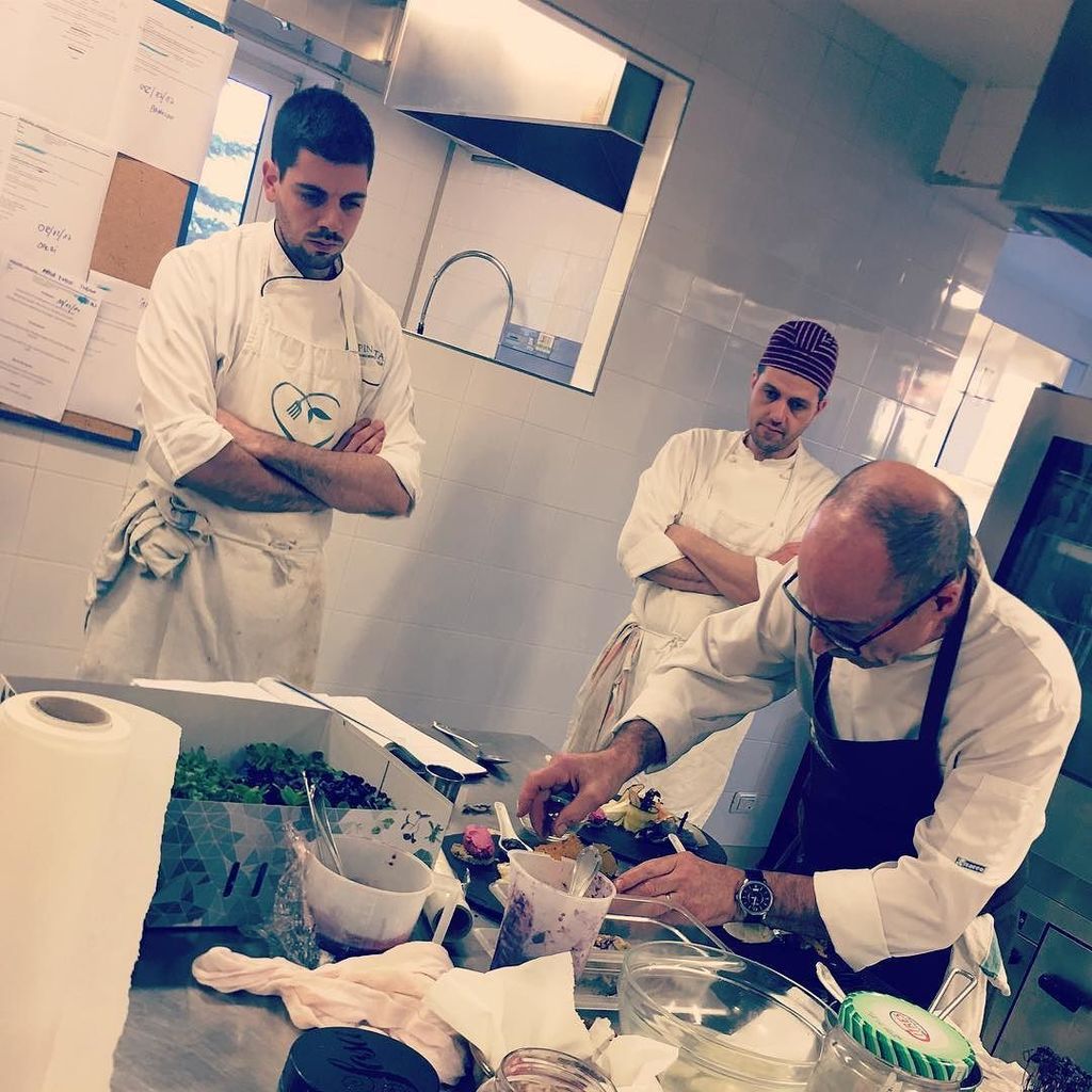PinetaHotels's tweet photo. Tutti attentissimi...! Oggi ultimi ritocchi ... in cucina bella giornata di formazione ed esperimenti #gastronomici con @viniciotenni #coockingclass #showcooking https://t.co/iLVCjqI6YA
